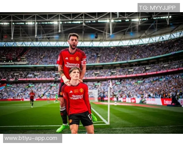 世界杯惊现冷门巴黎圣日耳曼与曼联战平点球大战引发全场狂欢