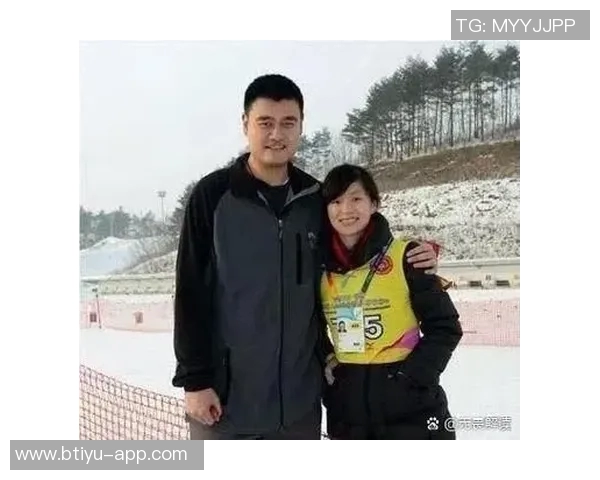 姚明与二的传奇对决：篮球场上的友谊与竞争交织的故事