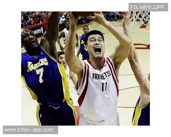 姚明在赛场上不带发带的背后故事与篮球精神的深刻启示