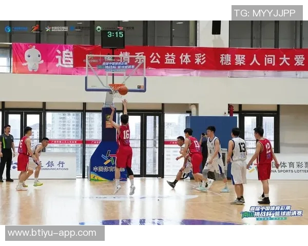 姚明手握巨碗展现中国文化魅力与篮球精神的完美结合