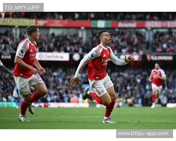 世界杯激战巴萨与阿森纳平局乌龙球引发全场热议与争议判罚